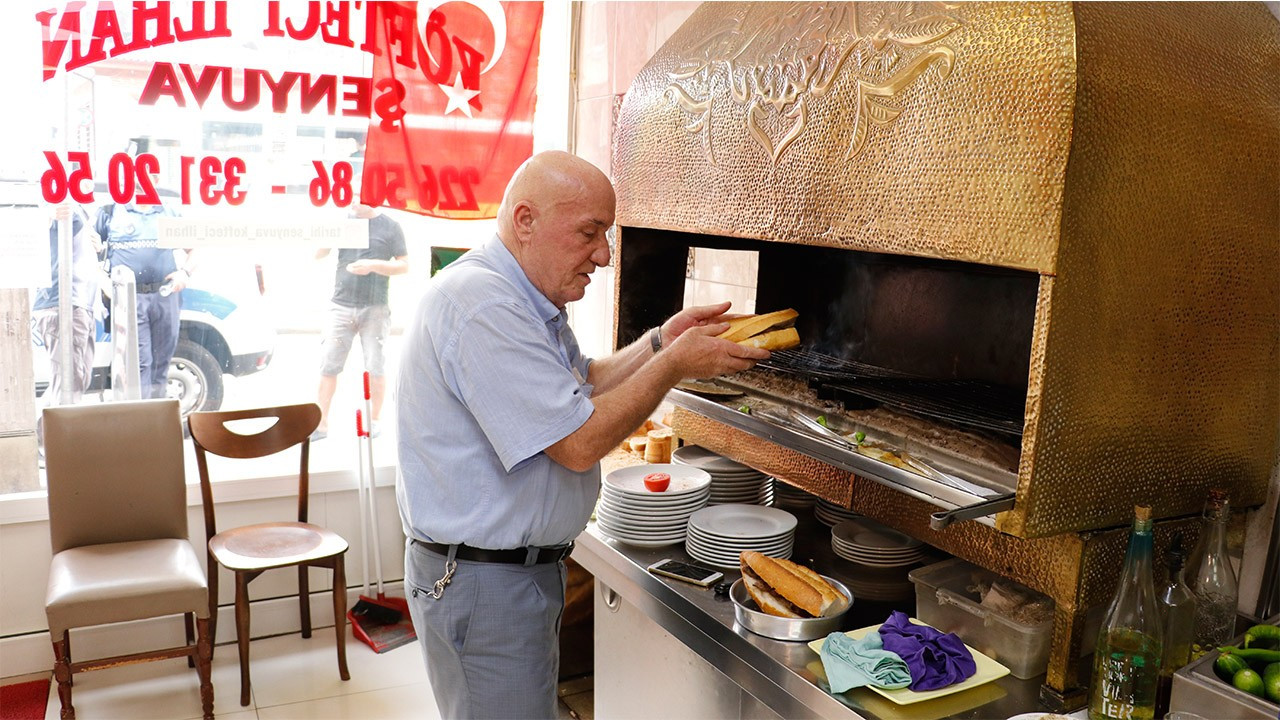 Yılın Ahi'si dededen kalma tezgahta 7 yaşından beri köfte pişiriyor