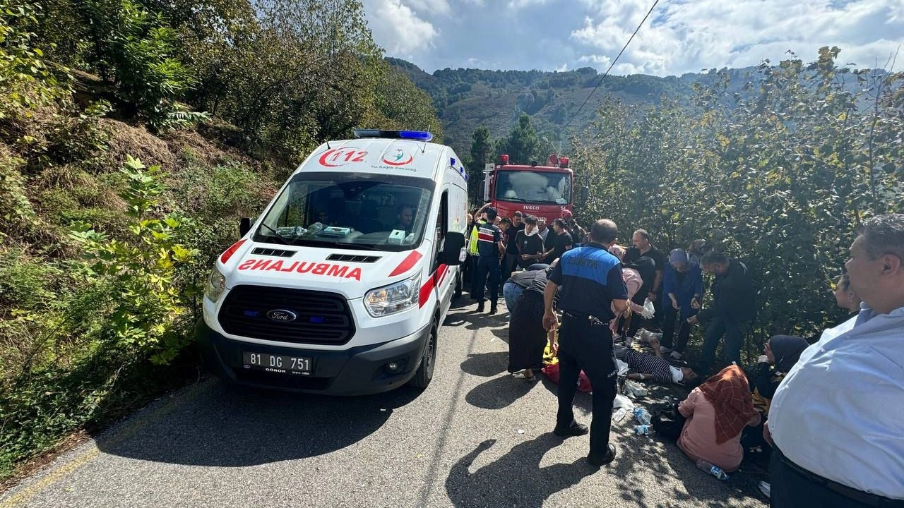 Düzce'de tarım işçilerini taşıyan minibüs şarampole devrildi: 21 yaralı