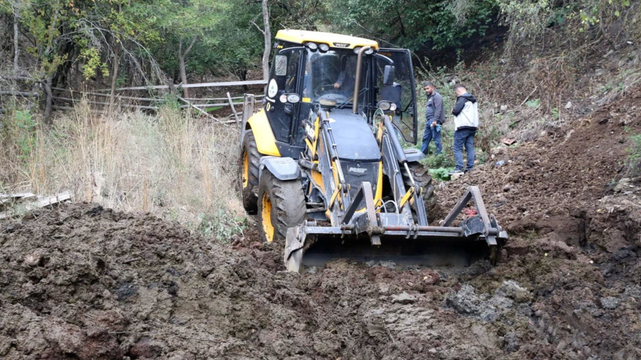 18 yıldır kayıp olan kadının oğlunun bahçesinde kazı başlatıldı