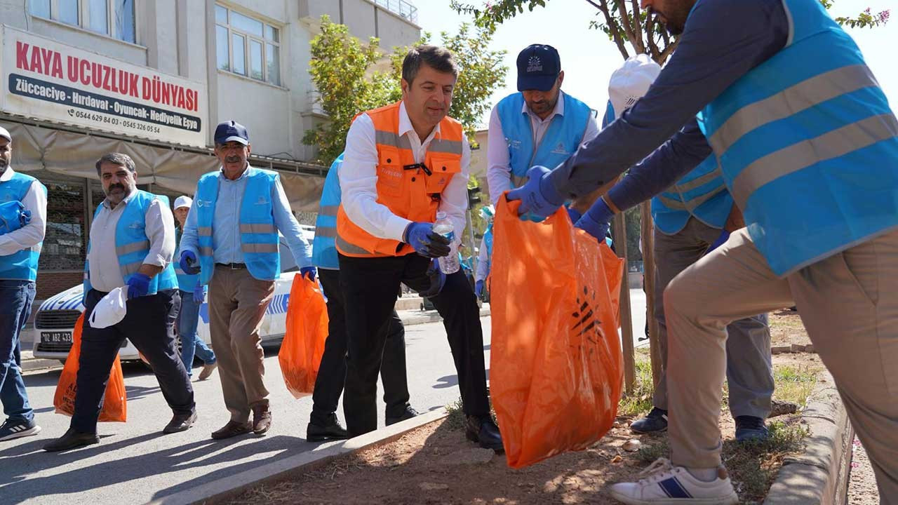 Adıyaman’da temizlik seferberliği: Başkan Tutdere sokakları süpürdü