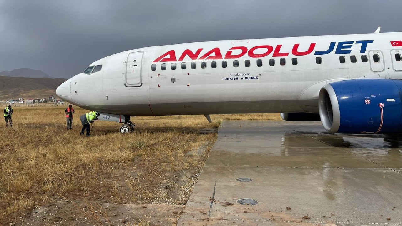 Hakkari Yüksekova'da yolcu uçağı pistten çıktı