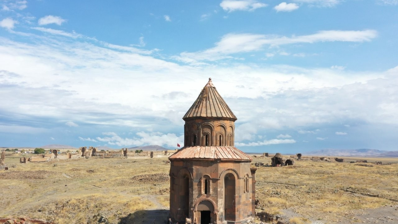 Abughamrents Kilisesi'nin duvarlarındaki yazılar siliniyor