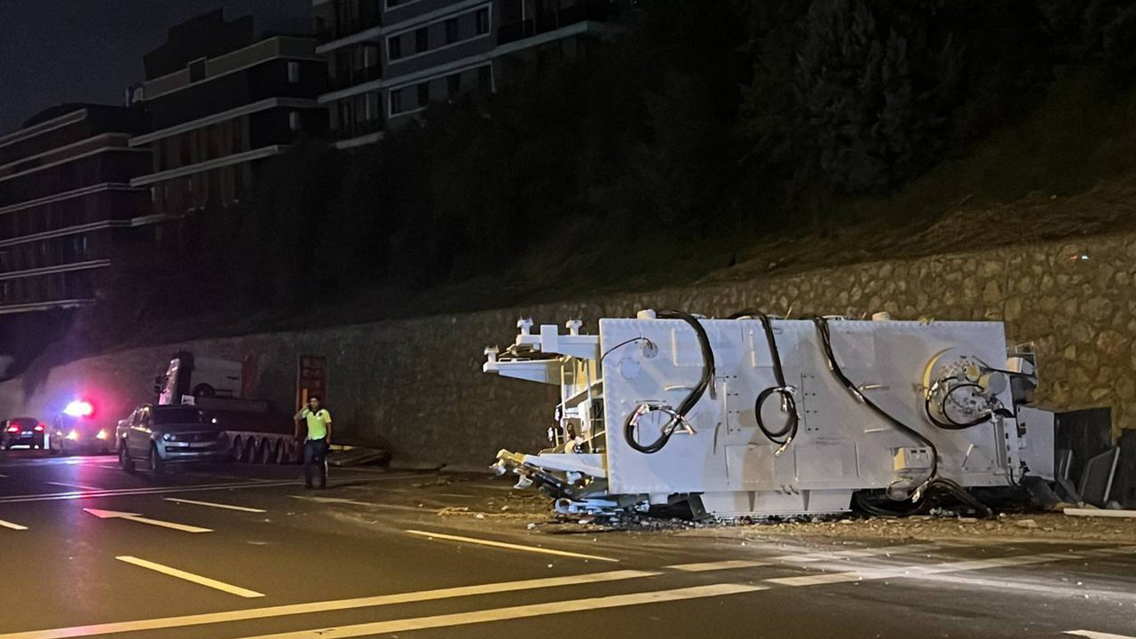 Tırın taşıdığı elektrik trafosu yola düştü, trafik aksadı