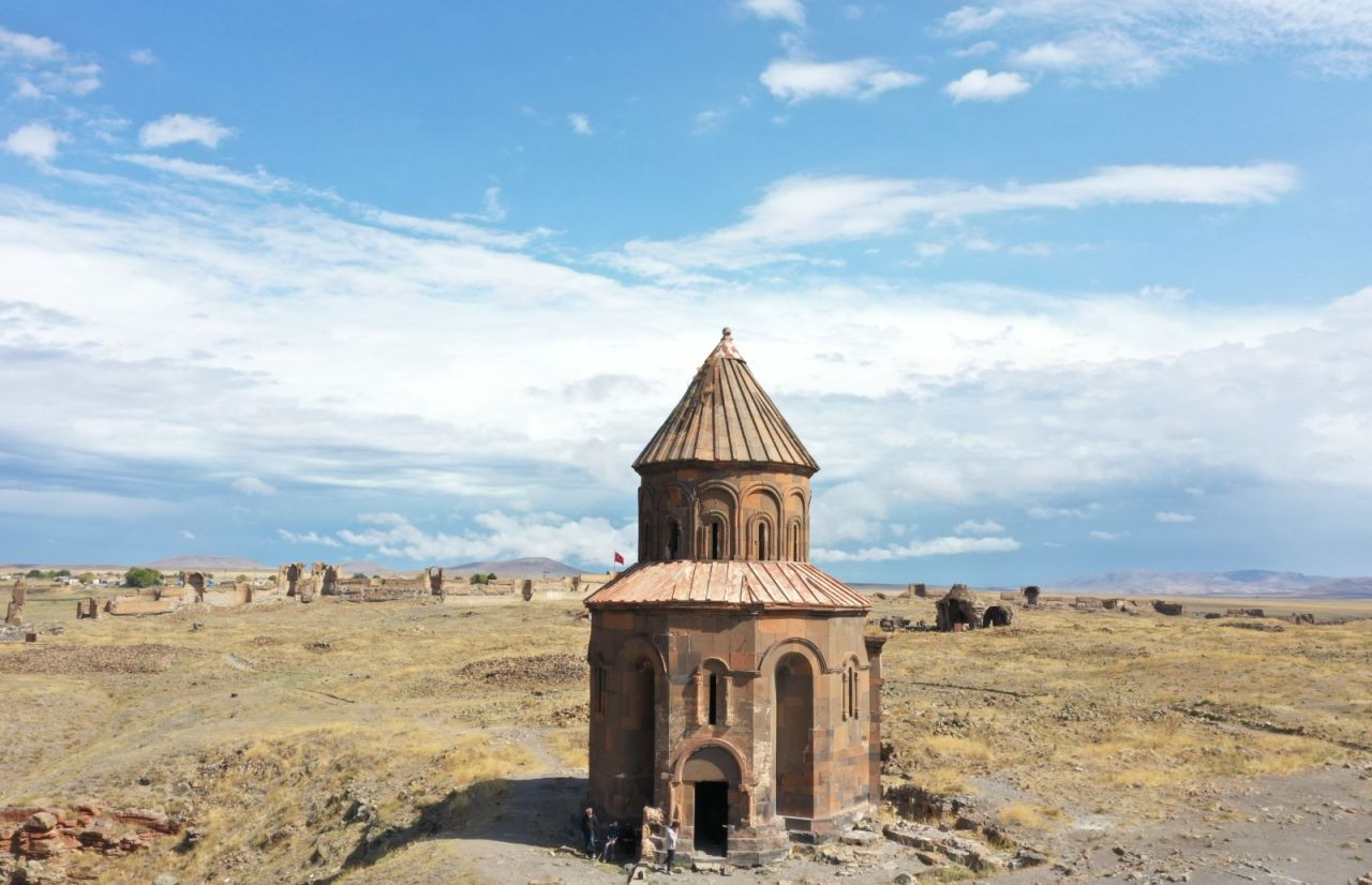 Abughamrents Kilisesi'nin duvarlarındaki yazılar siliniyor - Sayfa 1