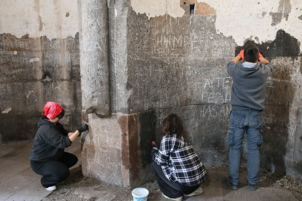 Abughamrents Kilisesi'nin duvarlarındaki yazılar siliniyor - Sayfa 2