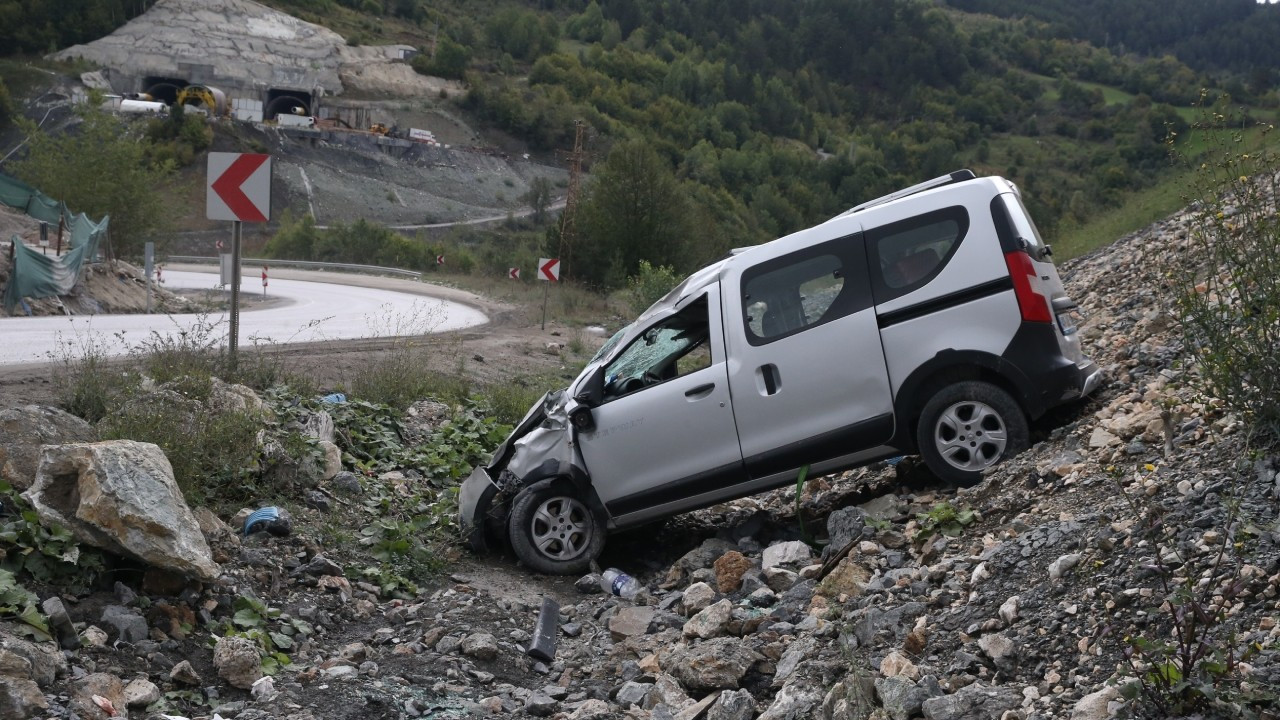 Kastamonu'da otomobil devrildi: 5 kişi yaralandı