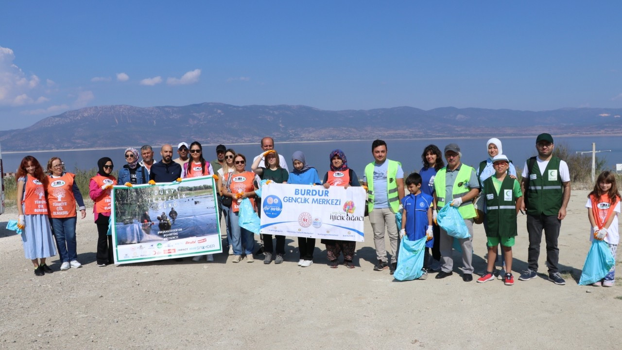 Çevre gönüllüleri Burdur Gölü'nde buluştu: 40 torba çöp toplandı