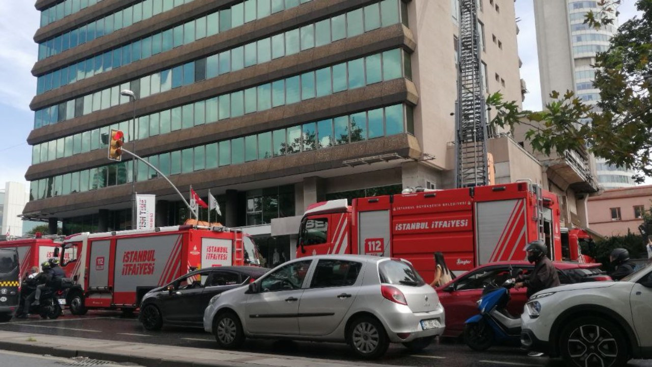 Şişli'de 10 katlı plazada çıkan yangın söndürüldü