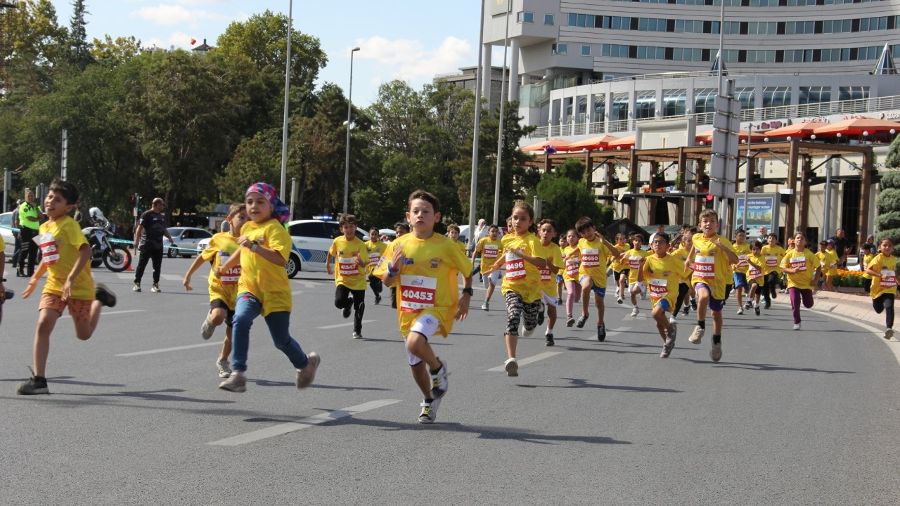 Kayseri'de yarı maraton öncesi çocuklar yarıştı