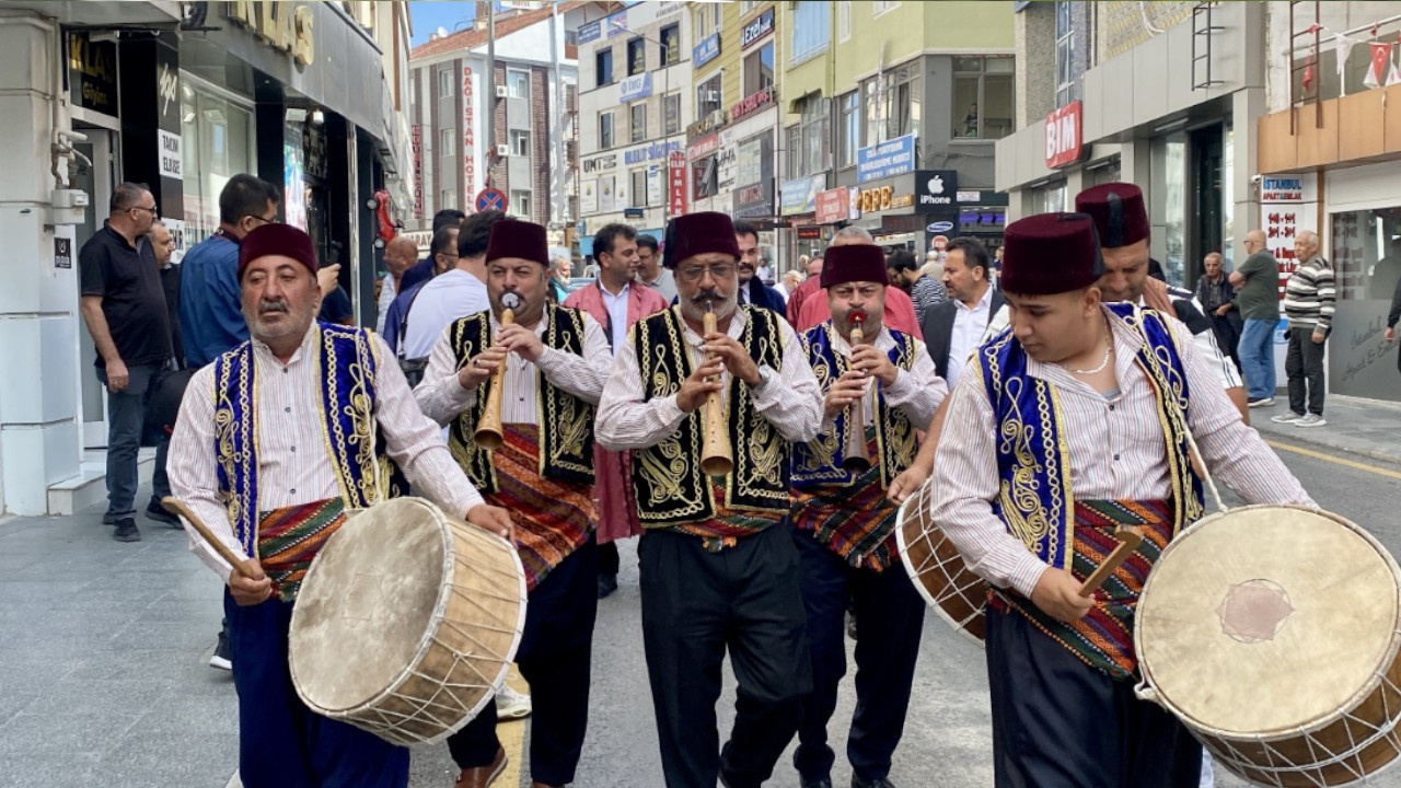 Kırşehir'de esnaf davul zurnayla Ahilik Haftası etkinliklerine davet