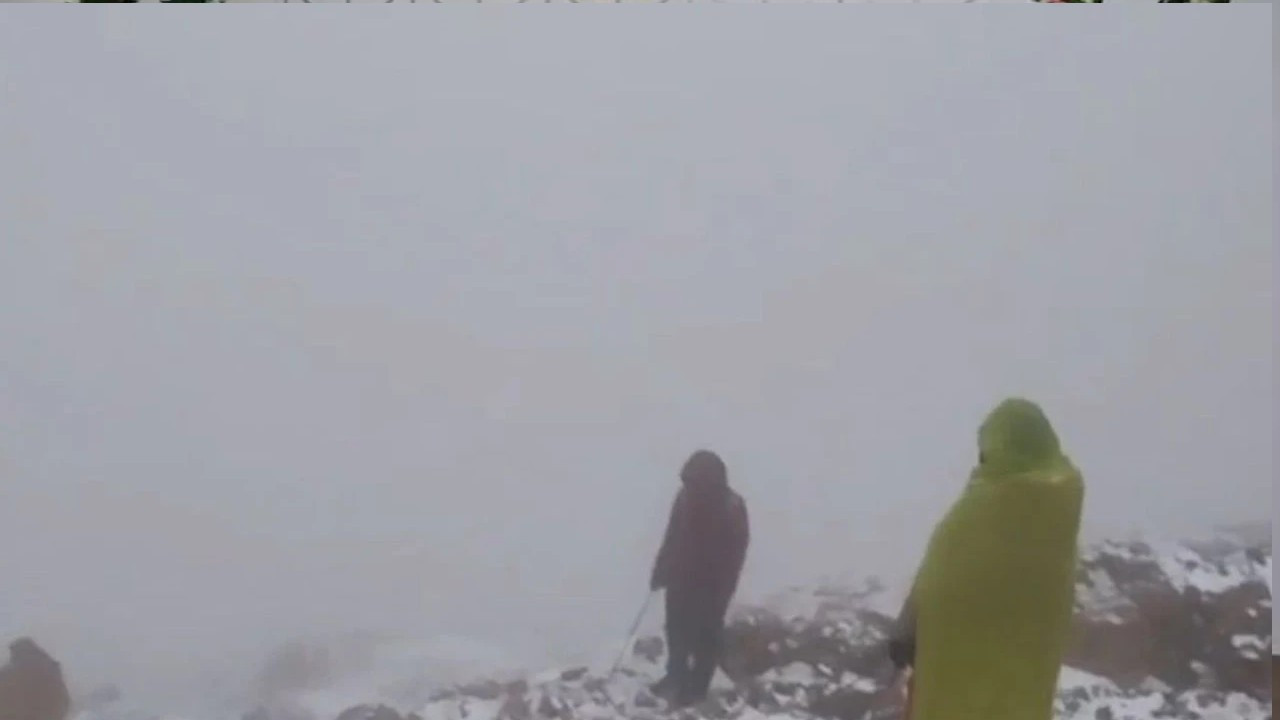 Hakkari'de Cilo Dağı'na tırmanan dağcılar kar yağışına yakalandı