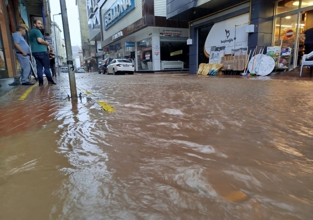 Trabzon'da kuvvetli sağanak: 1 kişi kayıp, yollar kapandı, evleri su bastı - Sayfa 1