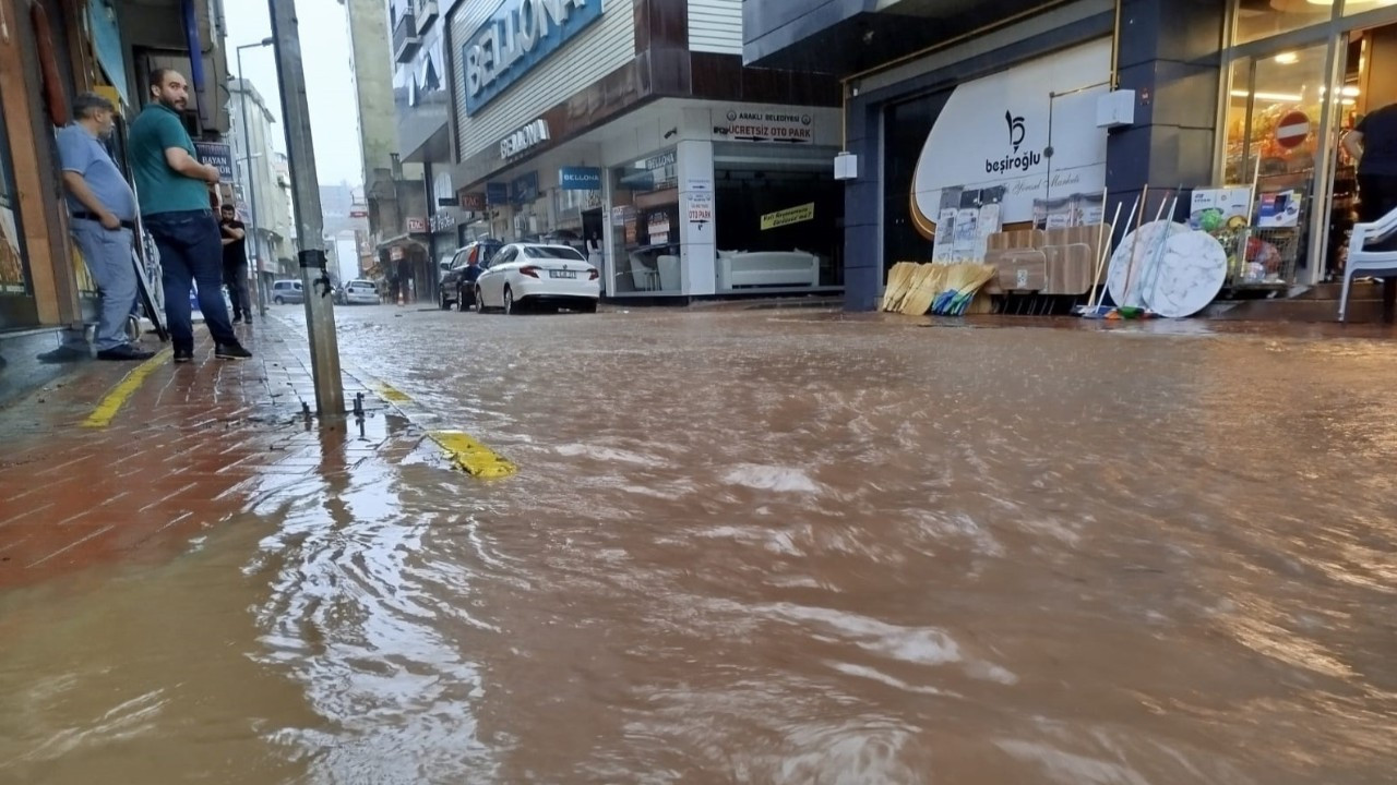 Trabzon'da sağanak: 1 kişi kayıp, yollar kapandı, evleri su bastı