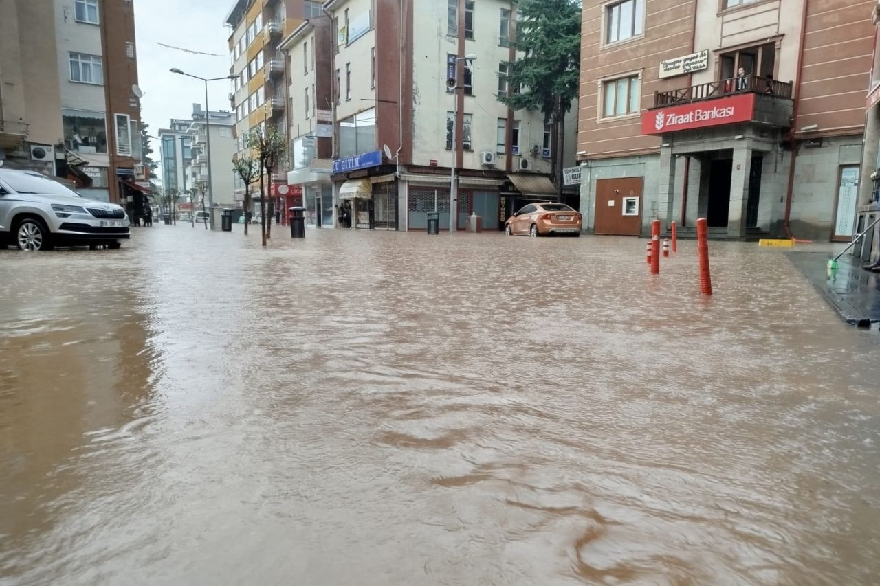 Trabzon'da kuvvetli sağanak: 1 kişi kayıp, yollar kapandı, evleri su bastı - Sayfa 4