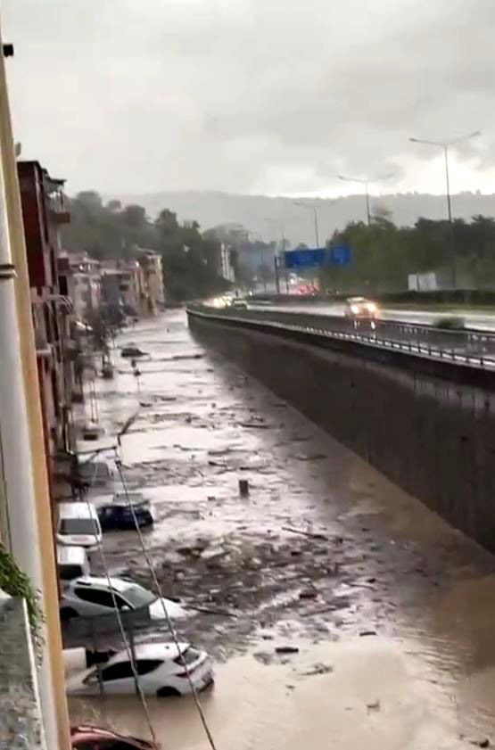 Trabzon'da kuvvetli sağanak: 1 kişi kayıp, yollar kapandı, evleri su bastı - Sayfa 2