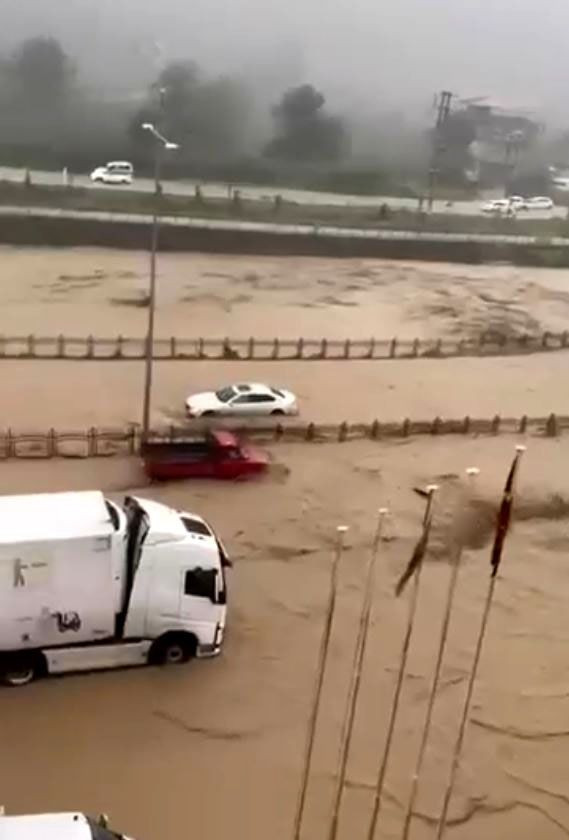 Trabzon'da kuvvetli sağanak: 1 kişi kayıp, yollar kapandı, evleri su bastı - Sayfa 3