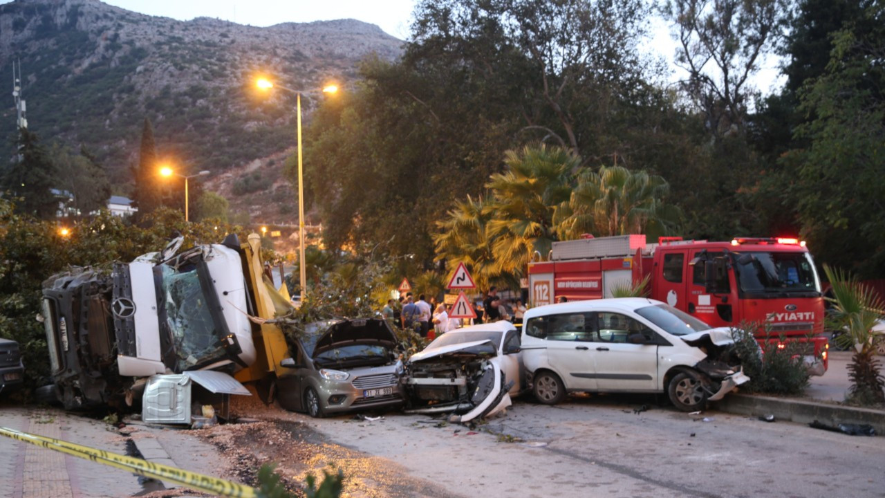 Kum yüklü hafriyat kamyonu 7 aracı biçti: 5 yaralı