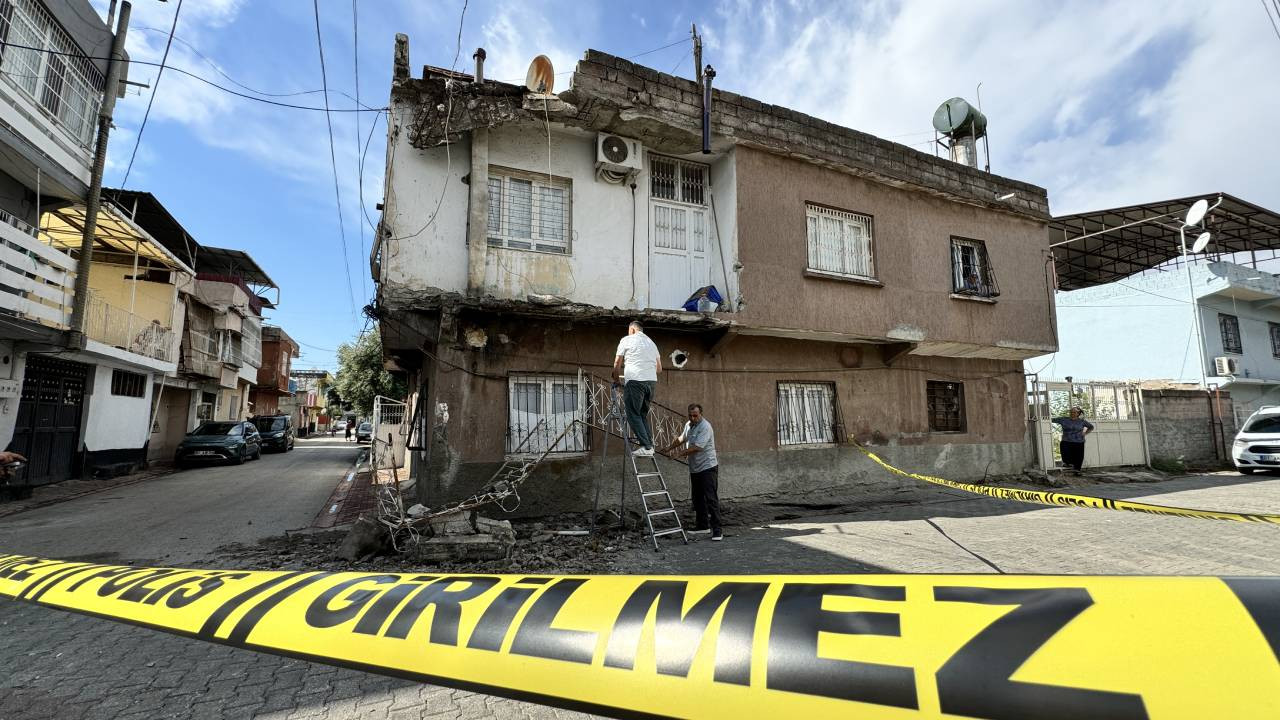 Adana'da fırtına nedeniyle bir evin damı ve balkonu kısmen yıkıldı