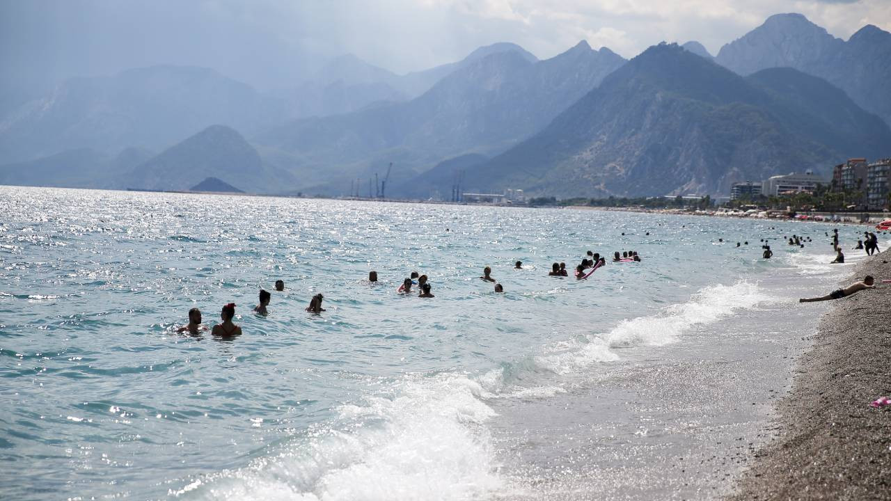 Antalya sahillerinde yoğunluk sürüyor