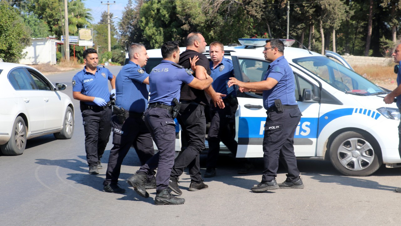 'Telefonumu çaldınız' dediği iki kişiyi ayaklarından vurdu