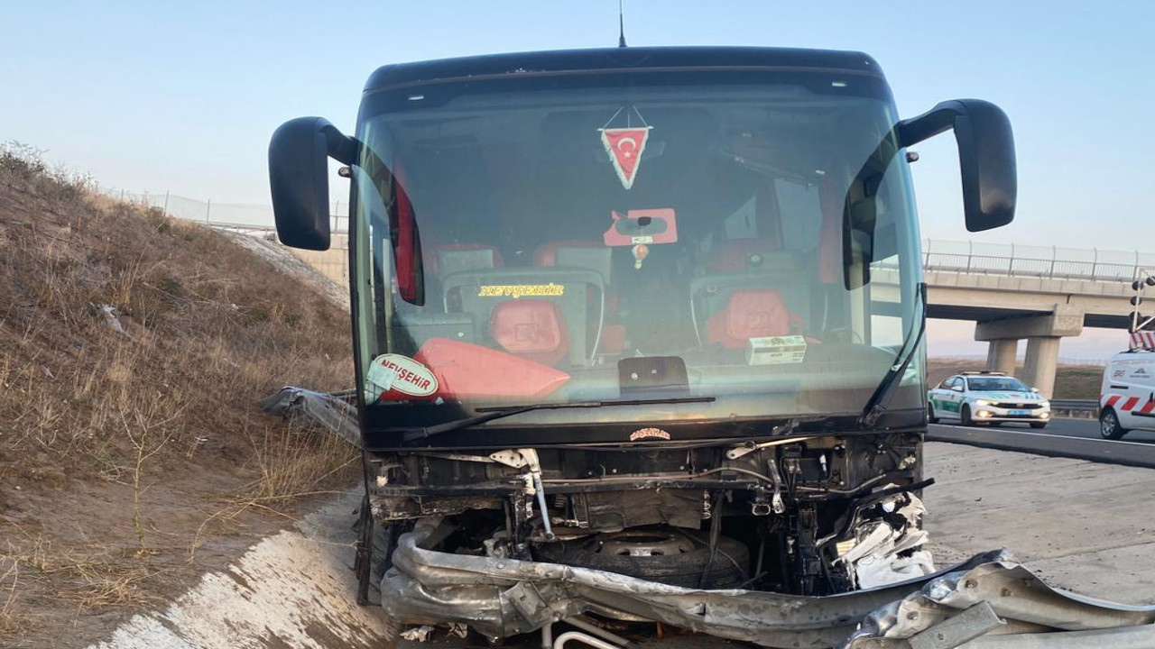 Ankara'da yolcu otobüsü bariyerlere çarptı: 3 yaralı