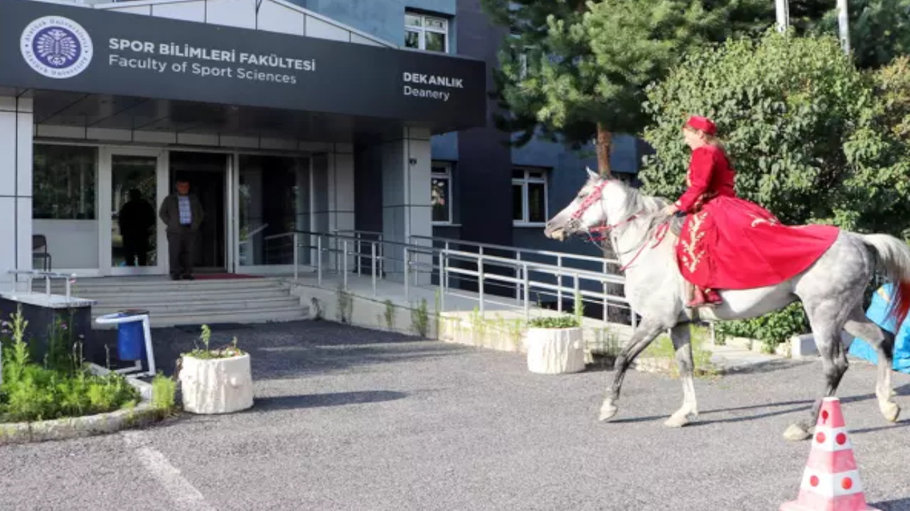 Üniversite tezini atına binerek götürdü