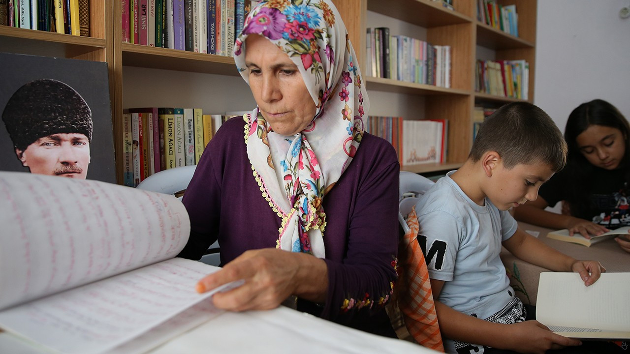 50 yaşında liseyi bitiren 3 çocuk annesi mahallede kütüphane kurdu