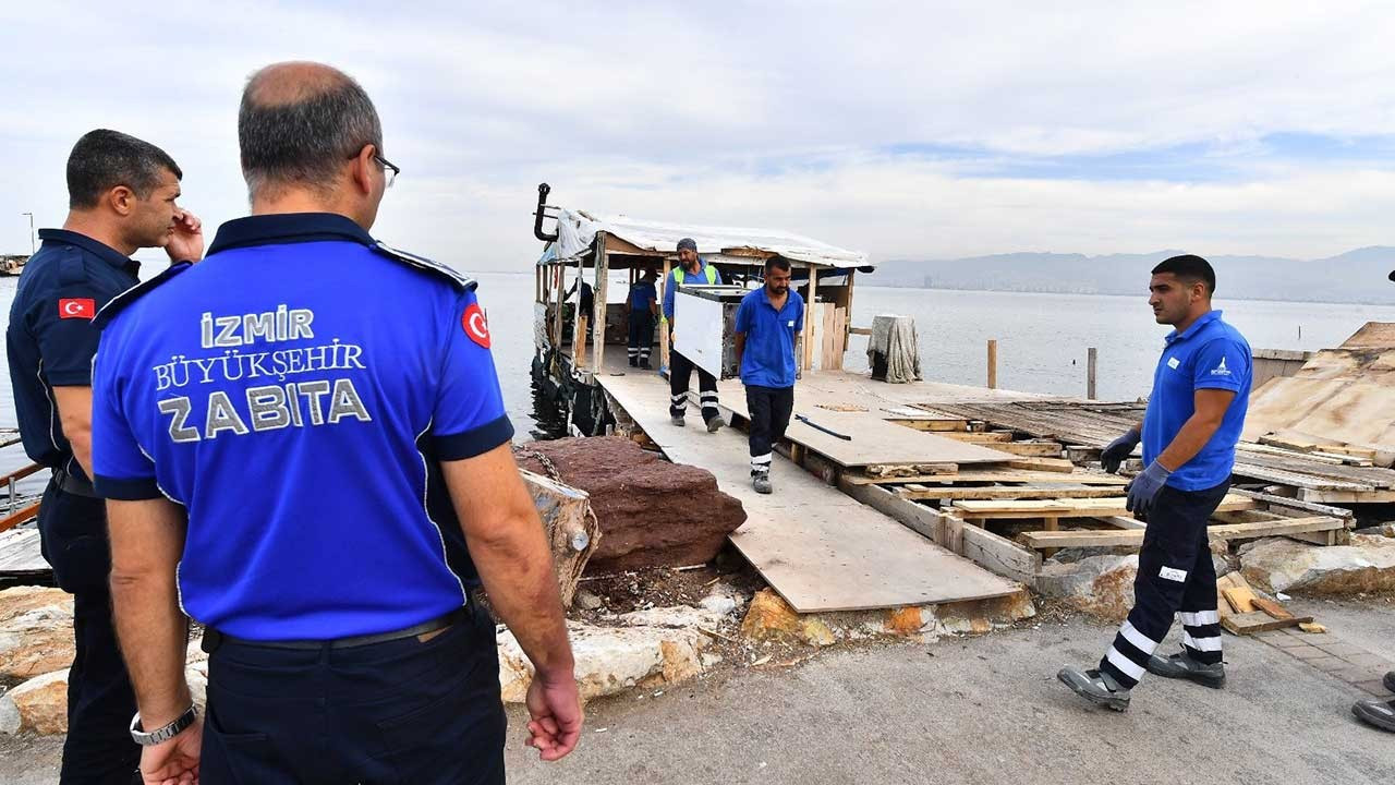 İnciraltı’nda kaçak iskele ve ahşap yapılar yıkıldı