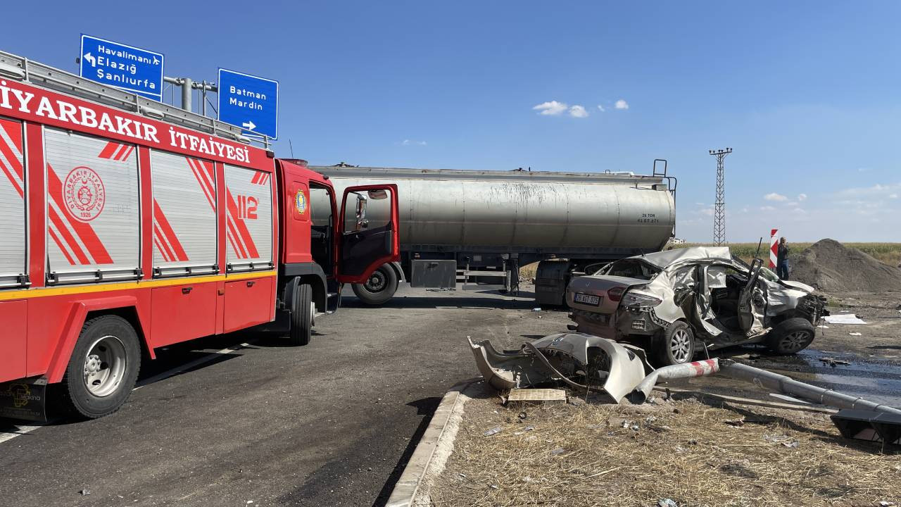 Diyarbakır'da tankerin çarptığı otomobildeki 4 kişi yaralandı