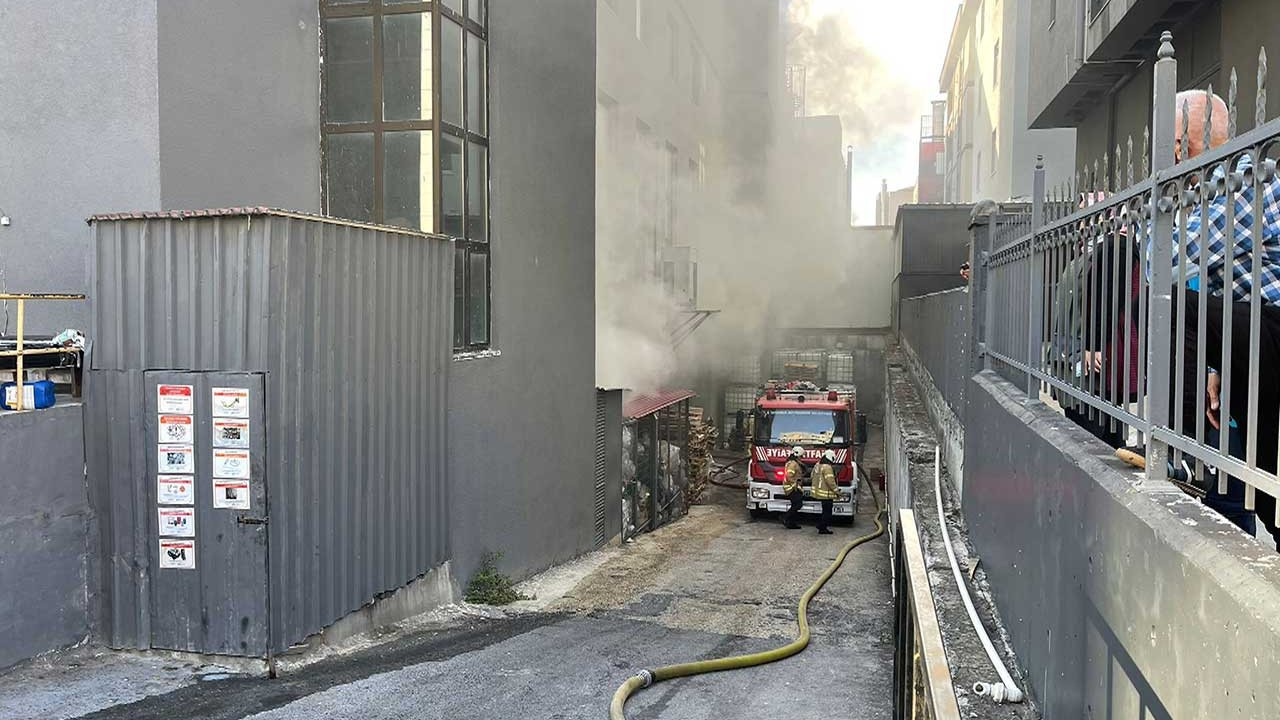 Beylikdüzü'nde kimyasal madde üreten fabrikada yangın