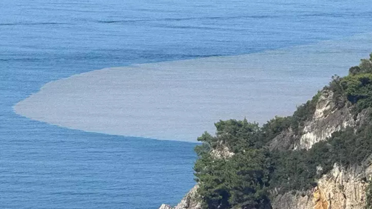 Bartın Irmağı'ndaki çamurlu su denizin rengini değiştirdi