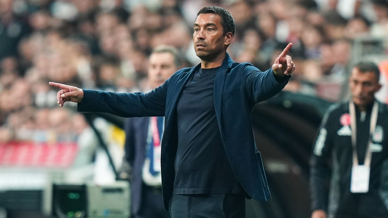 Beşiktaş'ın hocası van Bronckhorst: Çantamı İstanbul'da bekletiyorum