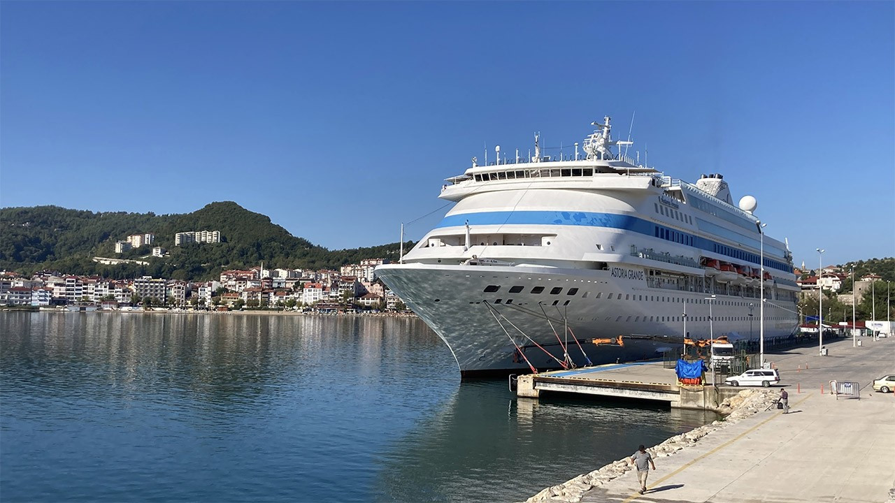 Rus Astoria Grande kruvaziyeri Amasra'ya demir attı