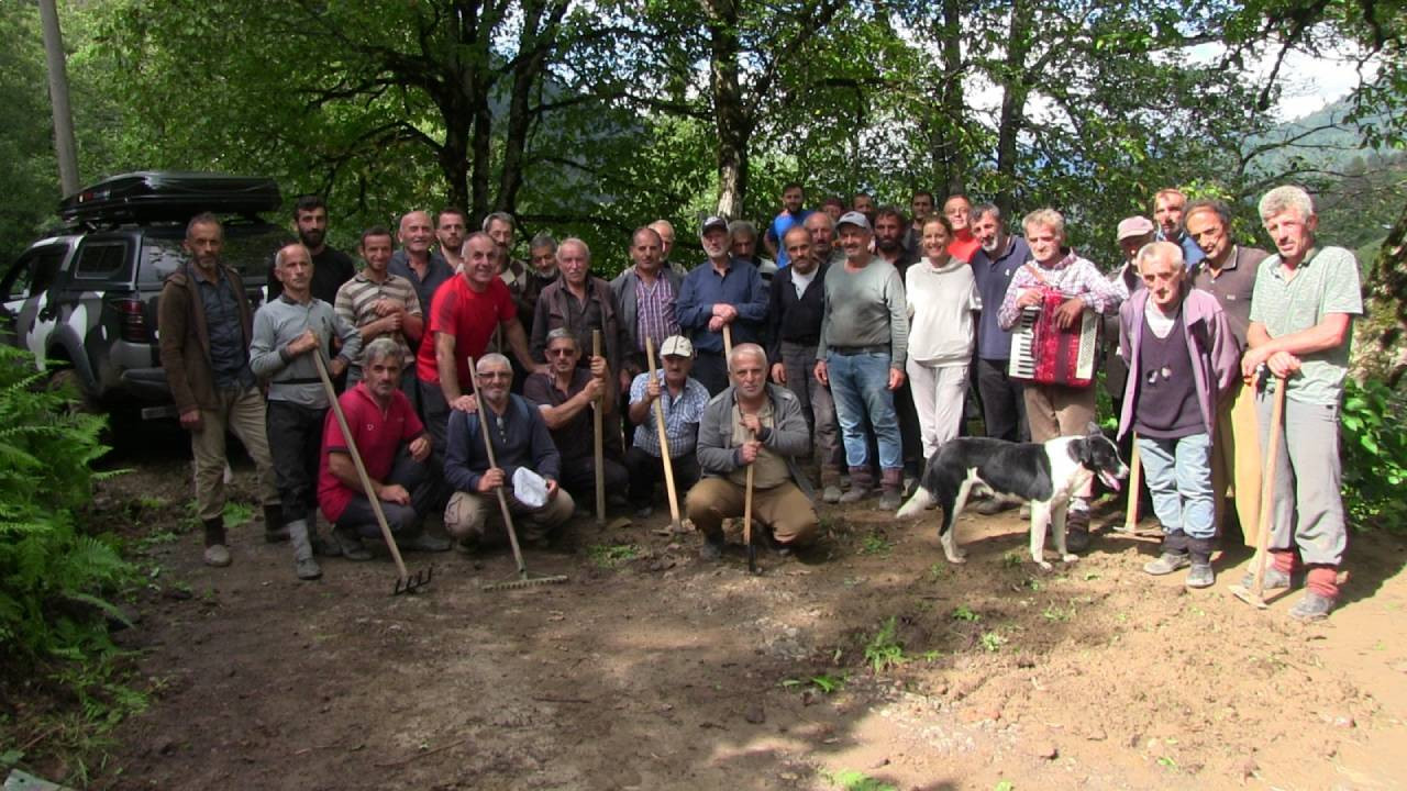 Artvin'de köylüler bozulan yollarını imece usulü düzeltti