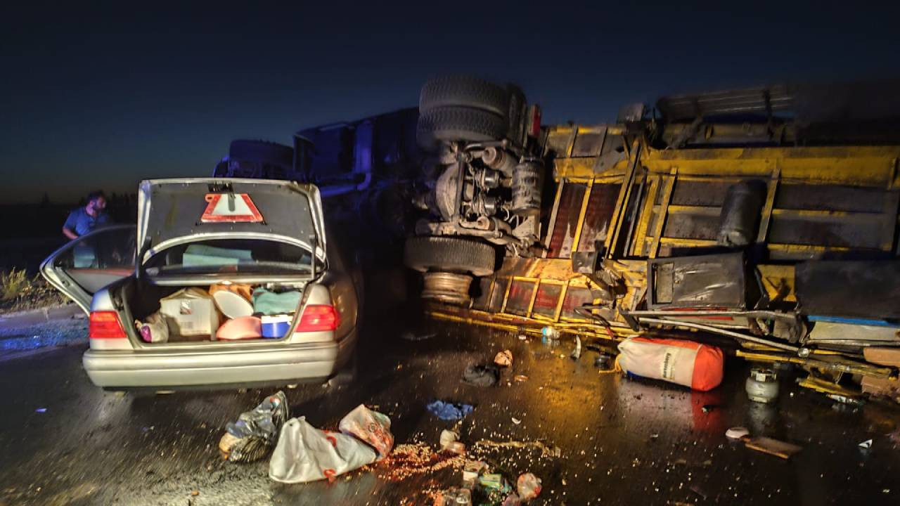 Afyonkarahisar'da devrilen tıra çarpan otomobildeki 1 kişi öldü