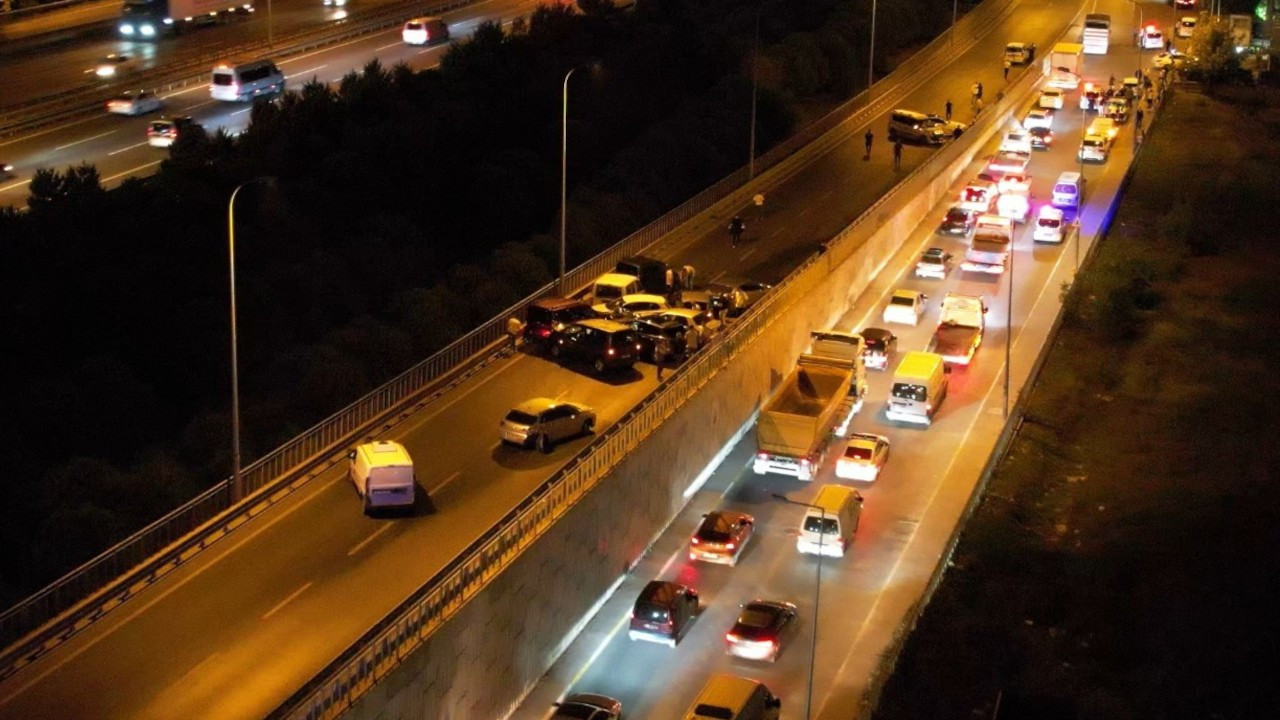 İstanbul'da zincirleme trafik kazası: 15 araç çarpıştı