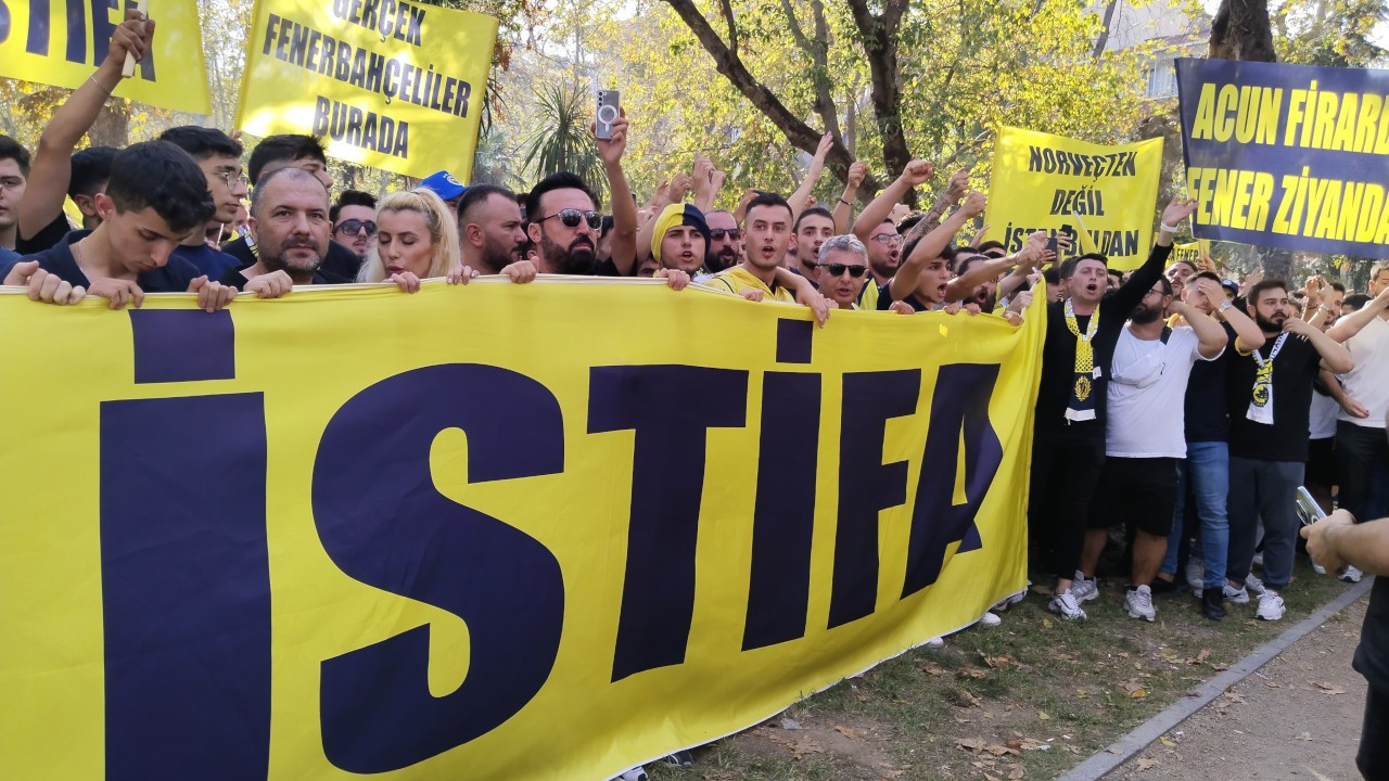 Yönetimi protesto etmek isteyen Fenerbahçeli taraftarlara polis engeli