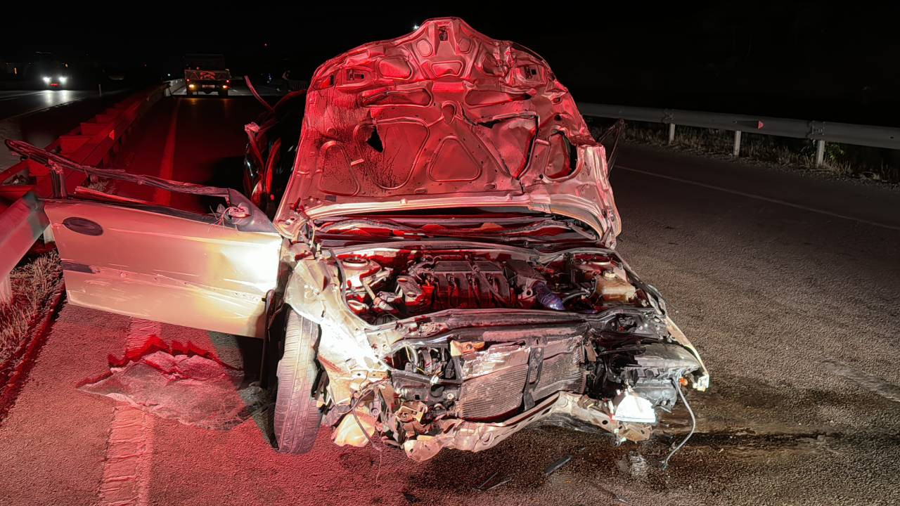 Kırıkkale'de bariyerlere çarpan otomobilde 2 kişi yaralandı