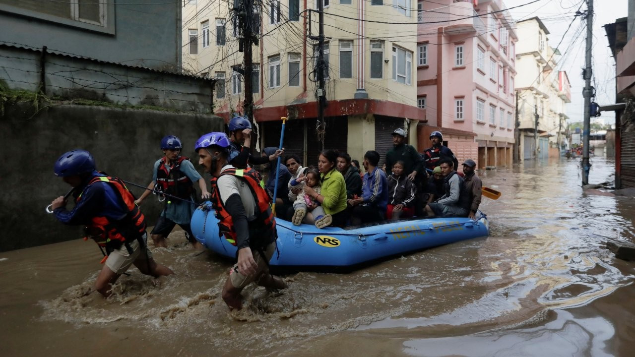 Nepal'de sel felaketi: 100 ölü, 67 kayıp