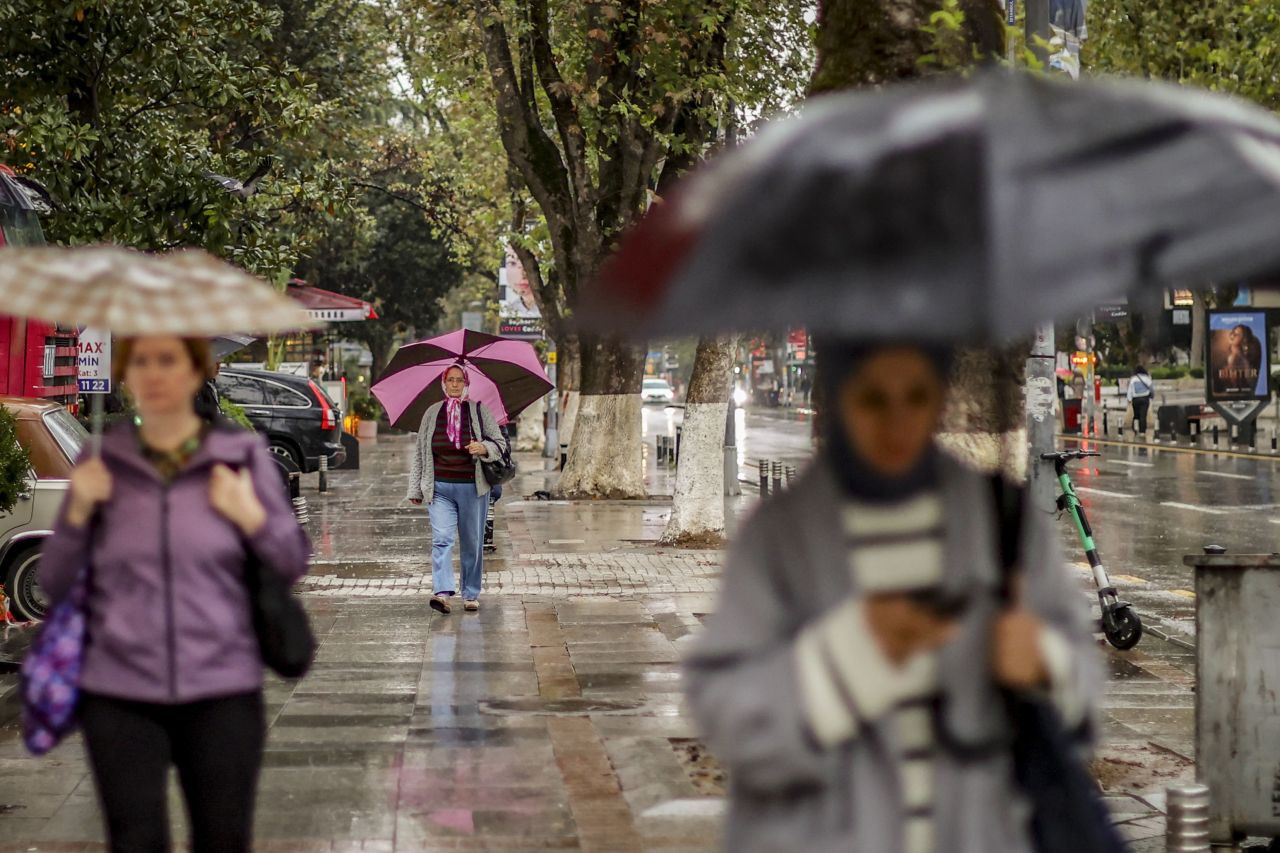 Yeni haftada hava sıcaklığı aniden düşecek: Kuvvetli sağanak bu gece başlıyor - Sayfa 4