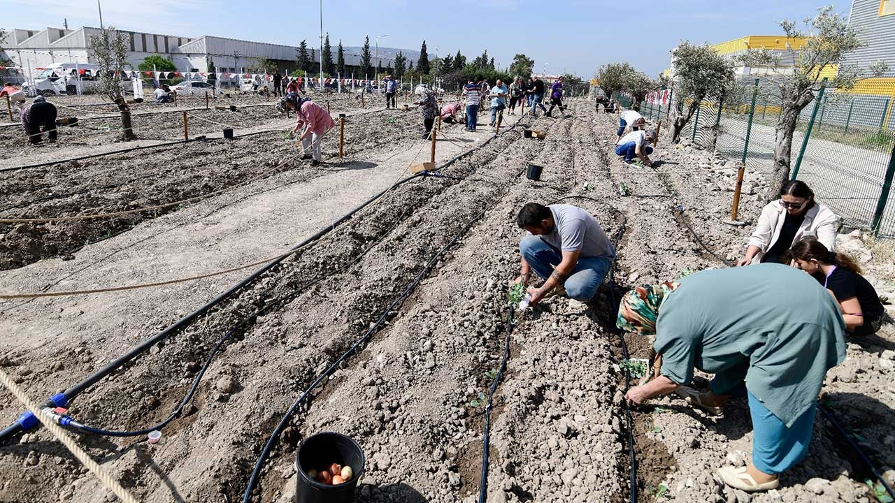 Bornova'da yerel üretime destek için Pınarbaşı Kent Bostanı açıldı