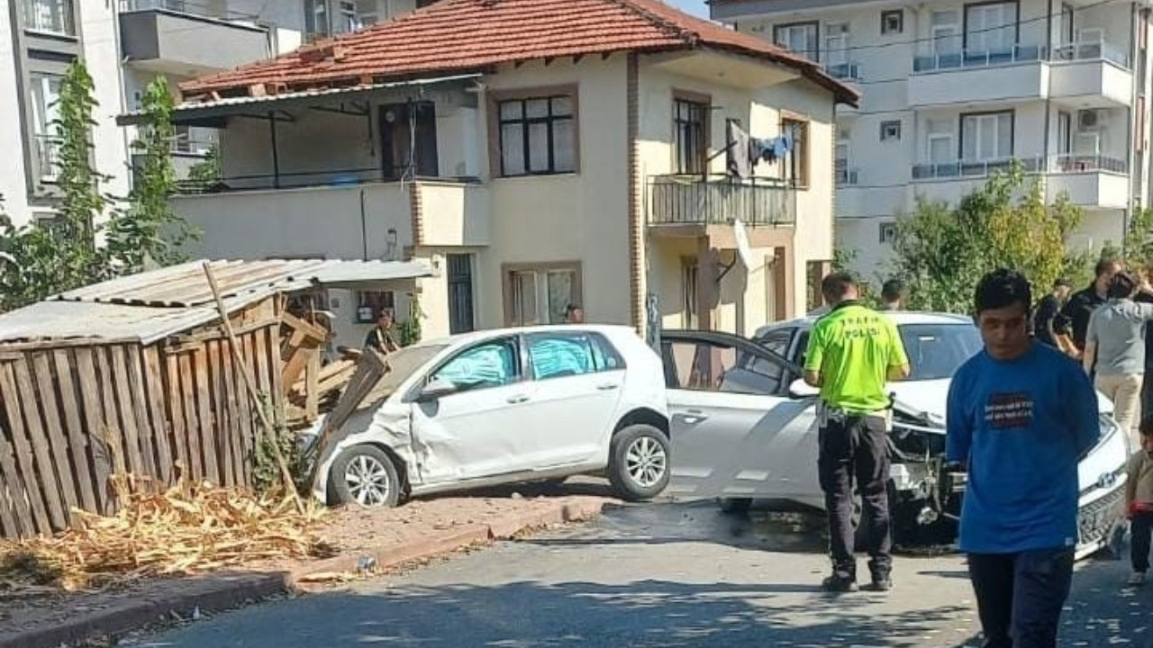 Bursa'da 2 otomobil çarpıştı: 4 yaralı