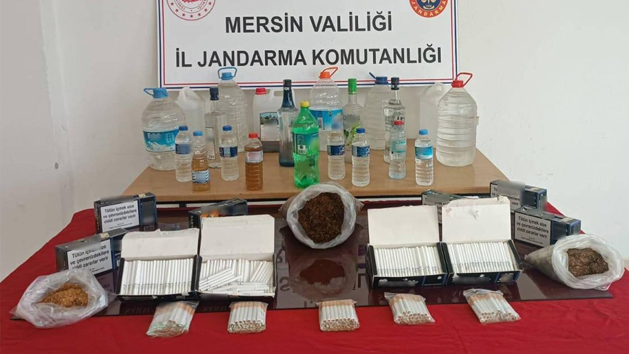 Mersin'de kaçak sigara kağıdı ve içki bulunduran 2 kişi yakalandı