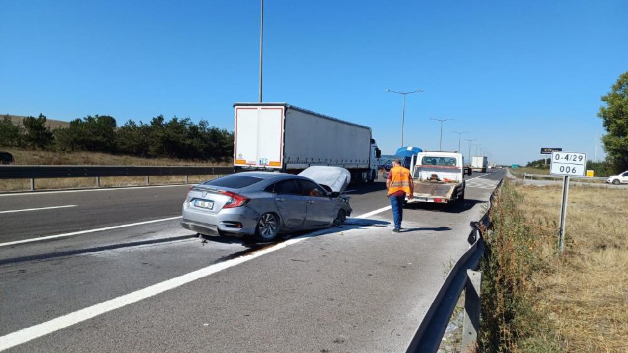 Anadolu Otoyolu'nda 2 otomobil çarpıştı: 3 yaralı