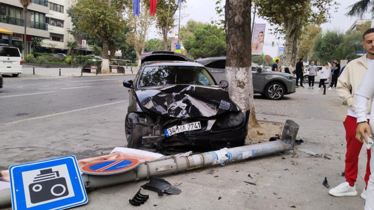 Kadıköy'de kontrolünden çıkan otomobil aydınlatma direğine çarptı