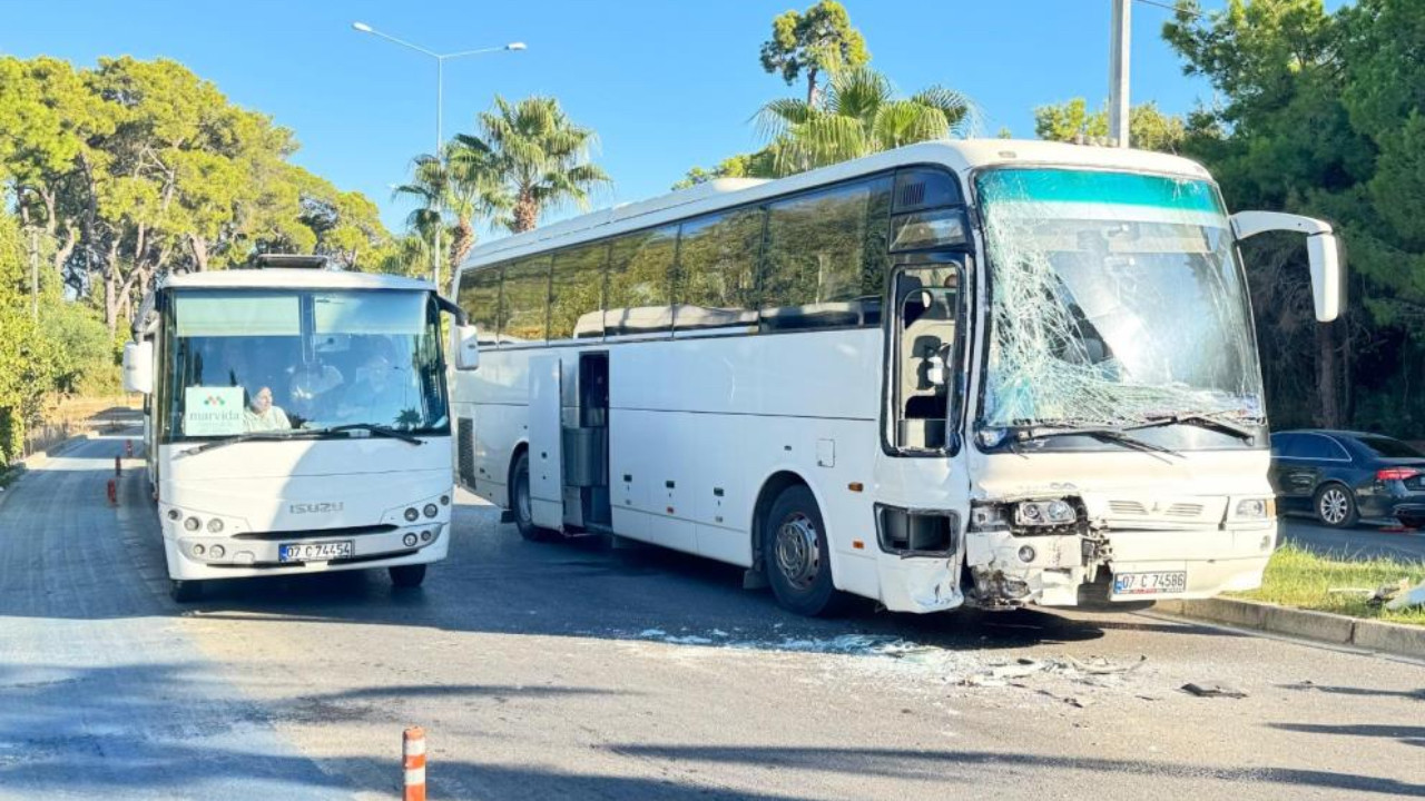 Antalya'da otel servisi su tankerine çarptı: 1 yaralı