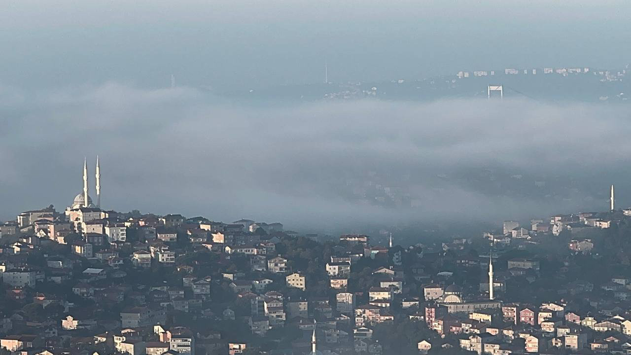 İstanbul'un bazı bölgelerinde sis etkisini gösterdi