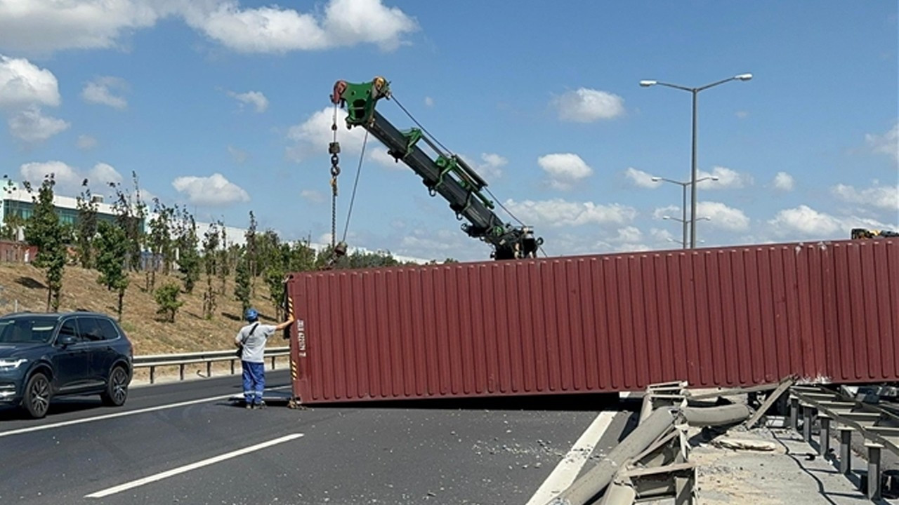 Şırnak'ta kontrolden çıkan tır devrildi, sürücüsü yaralandı