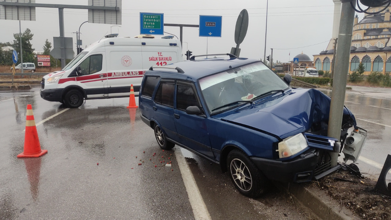 Bursa'da kaza: Trafik lambasına çarptı