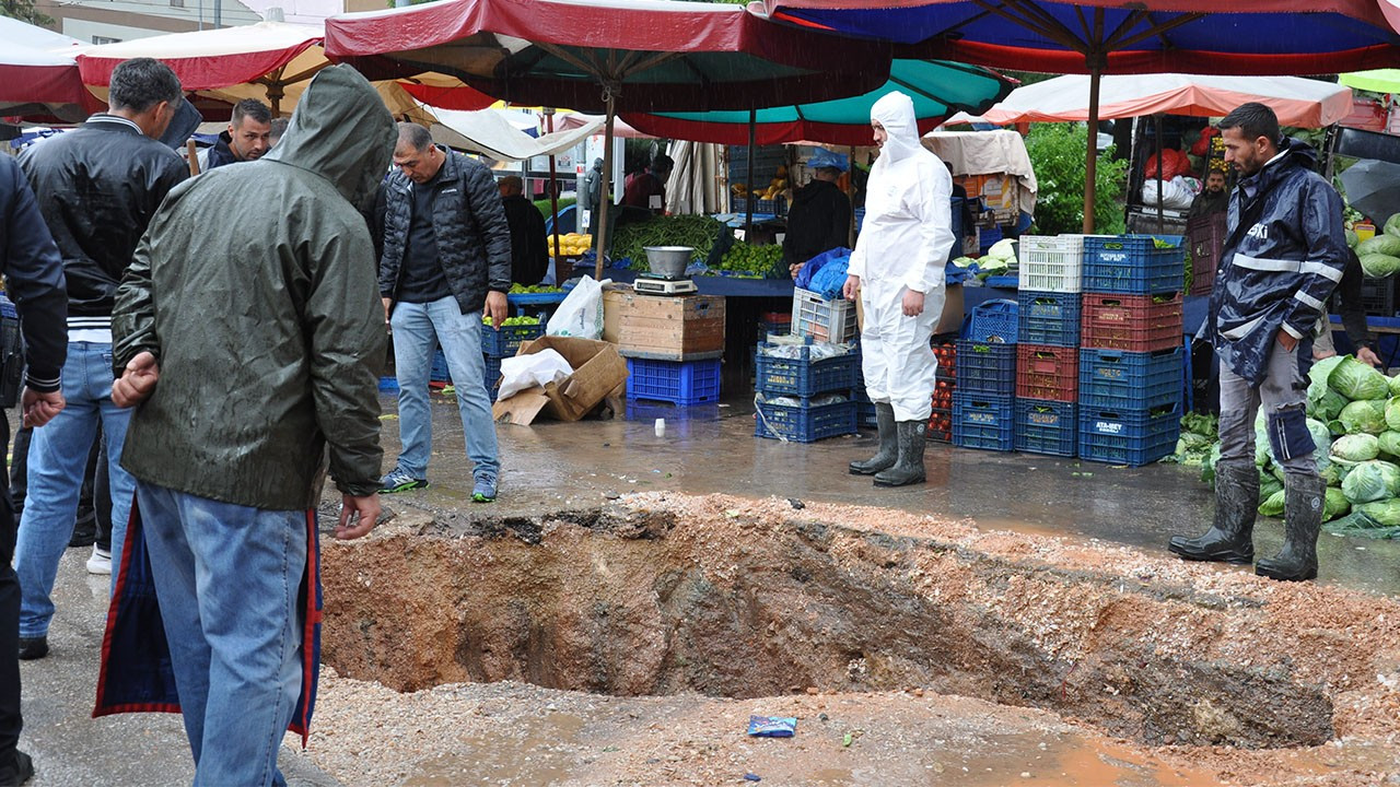 Eskişehir'de sağanak nedeniyle cadde çöktü